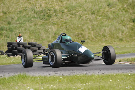 På sin 15 års fødselsdag får Lasse Neuchs sin debut i Formel Ford-klassen i denne Mygale.